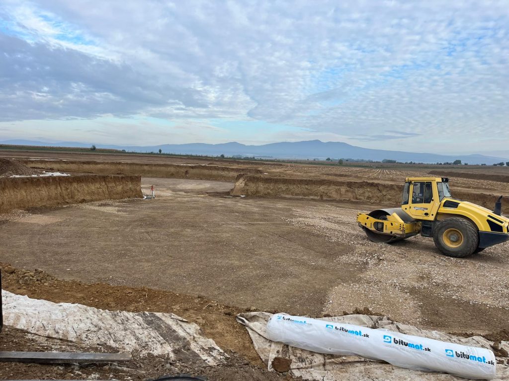 PD Radošinka, maštal pre dobytok 12.000m2, dojáreň, skladovacie nádrže – prebiehajúca výstavba